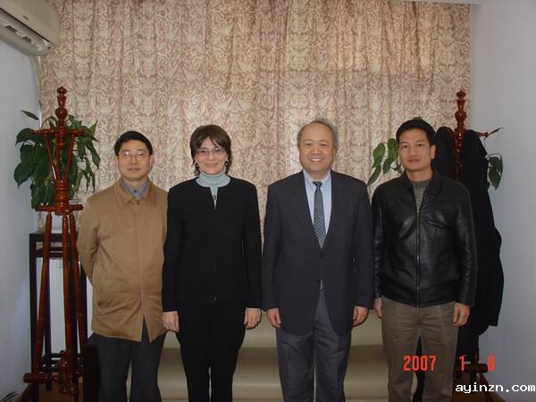 院领导与Nancy A. Kanach主任(左二)和周质平主任(左三)合影